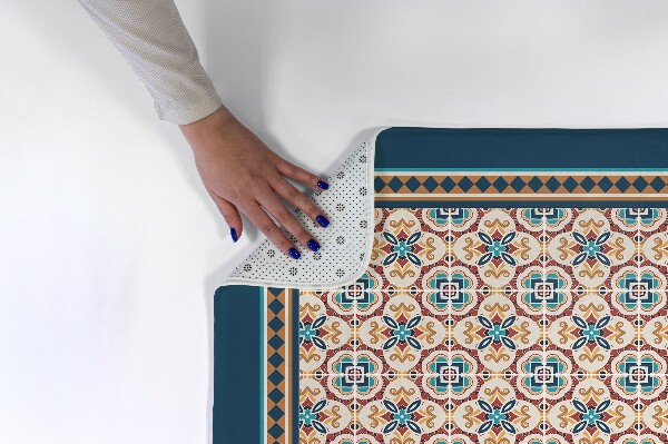 Covor Model geometric cu ornamente vegetale