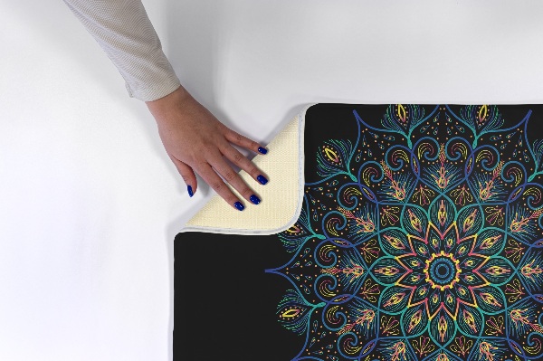 Covor Mandala colorată pe fundal negru