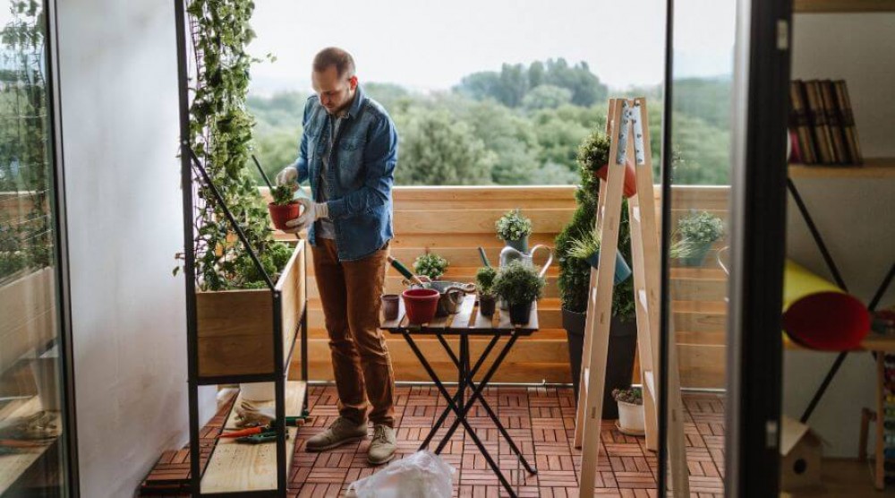 Balcon mic într-un bloc de apartamente